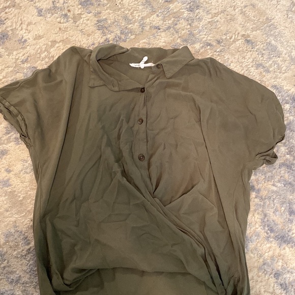 Olive green High low BCBG button front top size medium - Picture 2 of 5